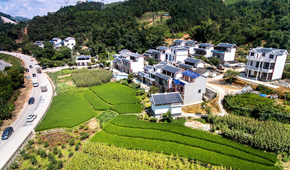 普合苗族鄉(xiāng)林場屯全景