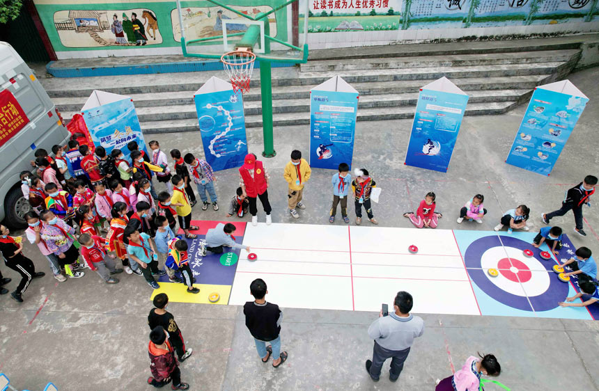 山區(qū)少數(shù)民族學(xué)生近距離感受旱地冰壺運(yùn)動(dòng)魅力。