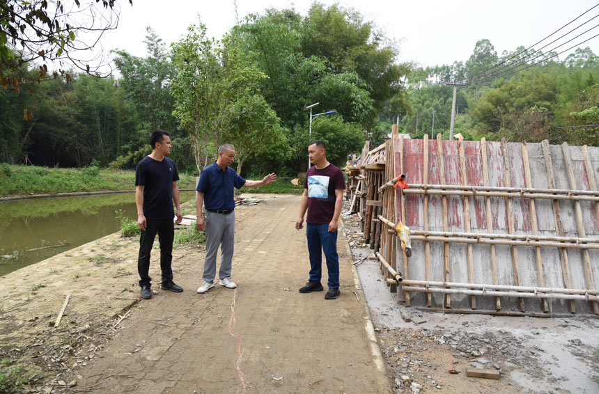 人大代表現(xiàn)場察看龍江村永盛屯河堤護(hù)坡除險加固情況。鹿寨縣融媒體中心供圖