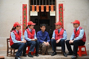 “稅務(wù)藍(lán)”穿上“紅馬甲” 志愿服務(wù)溫暖鄉(xiāng)間