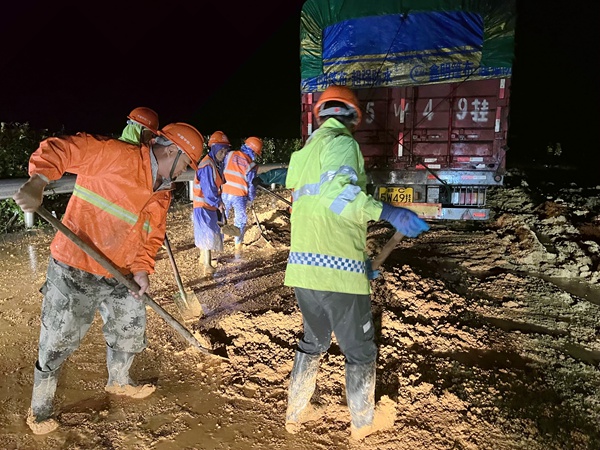 工人們正在進(jìn)行清理。