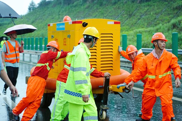 工人們正在進(jìn)行清淤。義崇雄攝