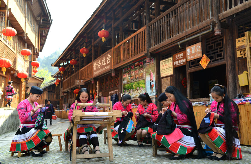 在金江村，紅瑤服飾制作工藝是一道亮麗的風(fēng)景。潘志祥攝