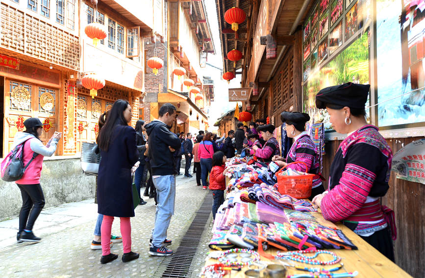 前來(lái)金江村旅游的游客絡(luò)繹不絕。潘志祥攝