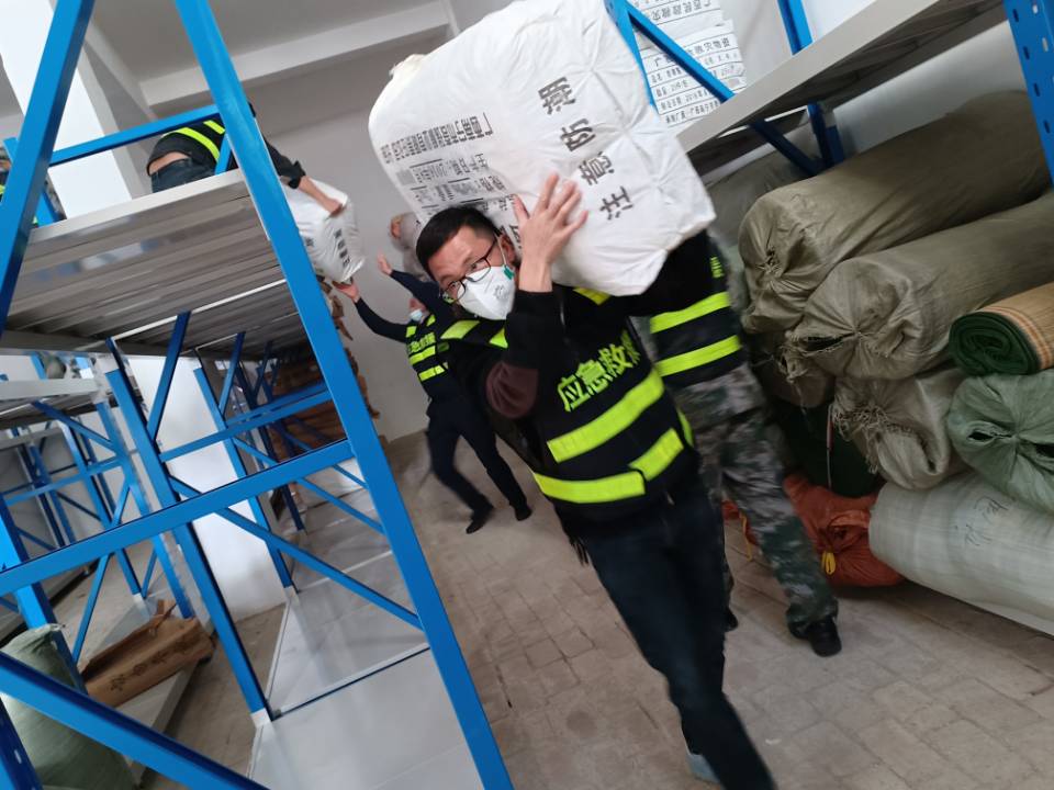 C:\Users\Administrator\Documents\WeChat Files\wxid_5rvsy5uuigwb21\FileStorage\MsgAttach\00ae076acf178756113c6263de79a6da\File\2022-07\邊境\搬運應(yīng)急物資送疫情防控一線.jpg