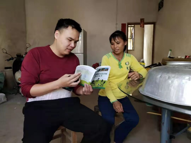 黃乾峰（左一）入戶走訪群眾。受訪者供圖