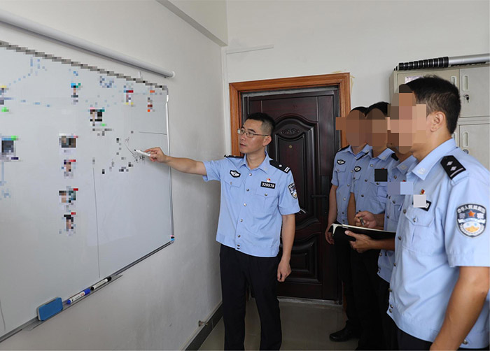 黃日與戰(zhàn)友研判案情。崇左邊境管理支隊供圖