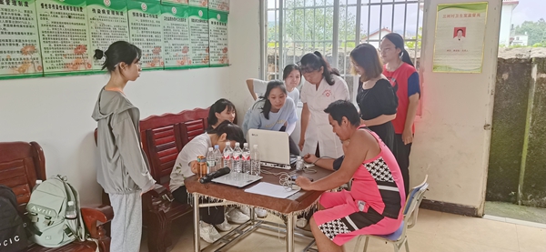 項(xiàng)目組在新街鎮(zhèn)三樹村衛(wèi)生室開(kāi)展工作站培訓(xùn)和免費(fèi)體檢.jpg