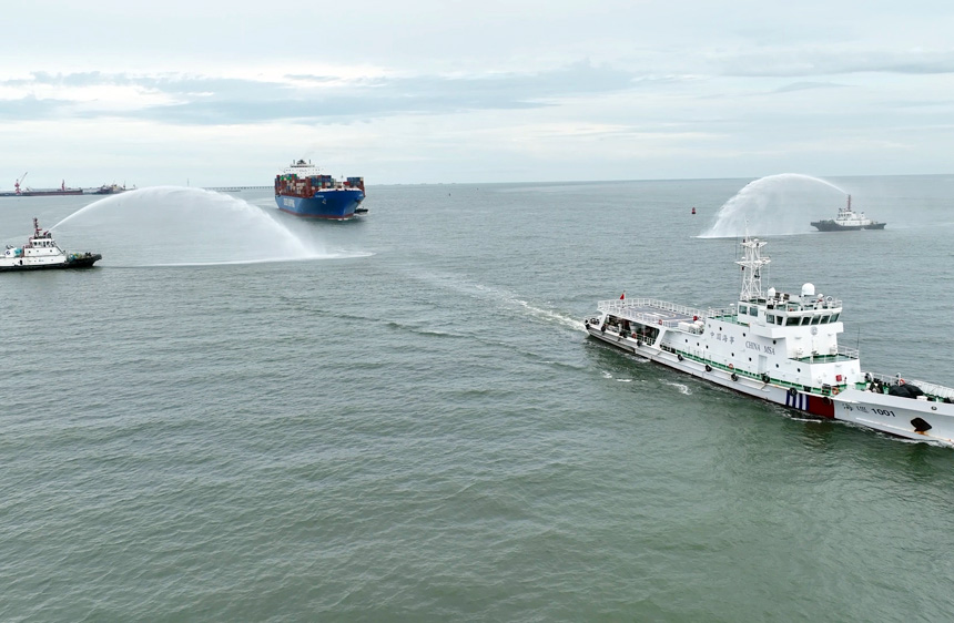 欽州海事局為西部陸海新通道新增欽州—北美西直航航線首靠護(hù)航。張路攝