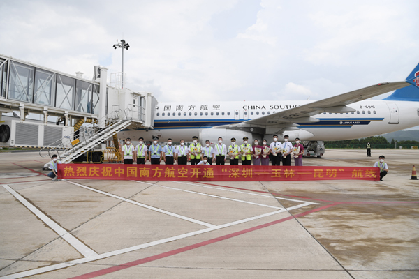 玉林福綿機(jī)場工作人員在停機(jī)坪準(zhǔn)備了簡樸的儀式，以慶祝航線的順利成行。馮運(yùn)帷攝