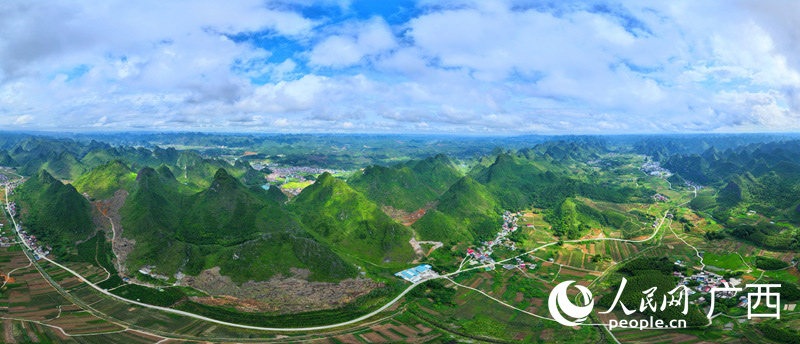 忻城縣古蓬鎮(zhèn)上浪村桑蠶產(chǎn)業(yè)基地全景。人民網(wǎng) 付華周攝