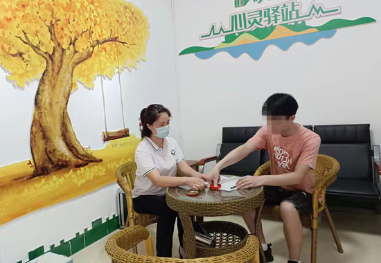 社工與社區(qū)戒毒社區(qū)康復(fù)人員簽訂社區(qū)戒毒（康復(fù)）協(xié)議書。興安縣公安局供圖