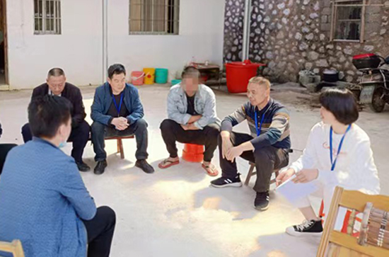 興安縣高尚鎮(zhèn)禁毒社工走訪吸毒人員家屬。興安縣公安局供圖