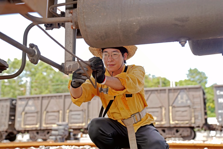 調(diào)車員對列車進行排風(fēng)作業(yè)。白玨翠攝