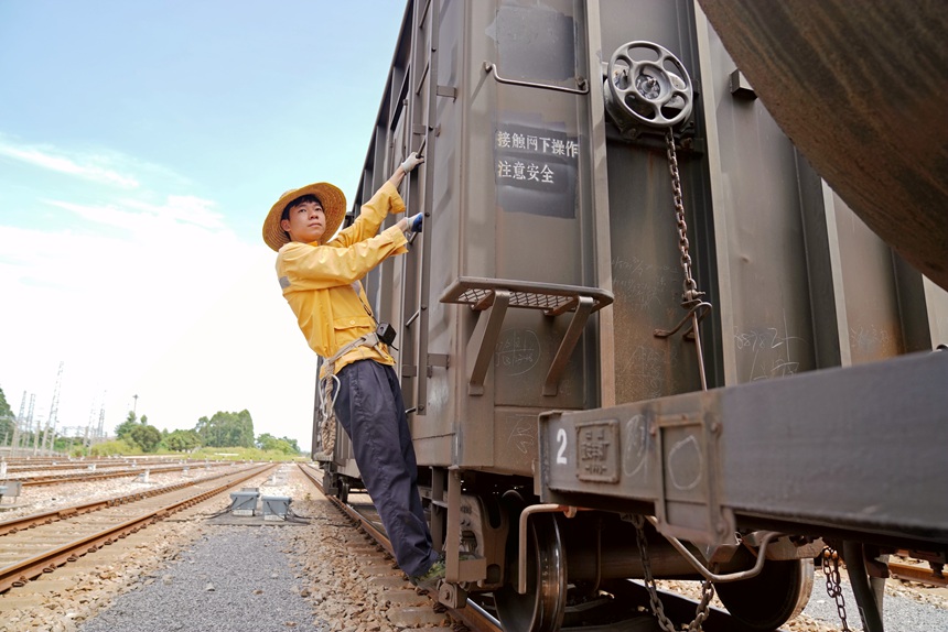 調(diào)車員進(jìn)行押車作業(yè)。白玨翠攝