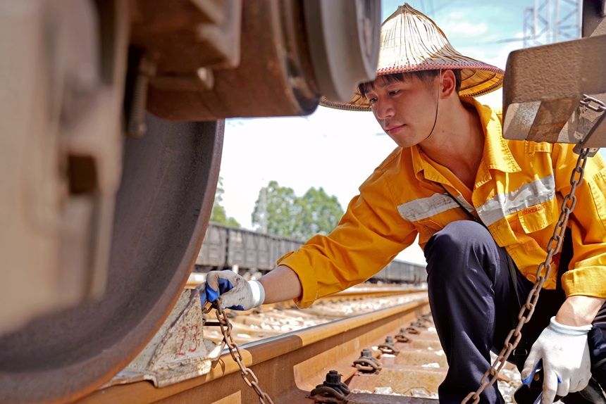 調(diào)車員為停留的車輛進行鐵鞋制動，防止列車溜逸。白玨翠攝