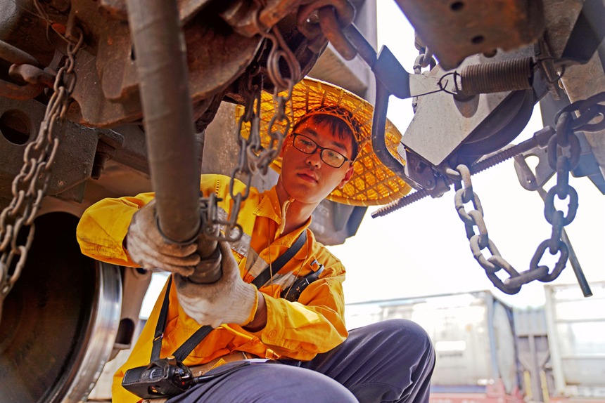 調(diào)車員對(duì)列車進(jìn)行排風(fēng)作業(yè)。白玨翠攝