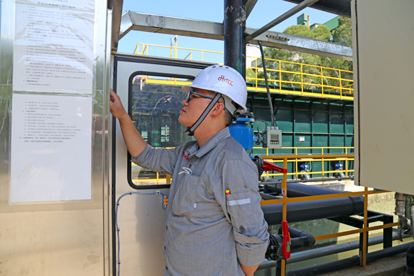 7月14日甘長(zhǎng)平正在維護(hù)循環(huán)水回收處理設(shè)備。（張思攝）.jpg