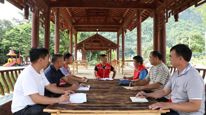 甫茶、水隴兩屯黨員干部在甫茶亭共商旅游產(chǎn)業(yè)發(fā)展。