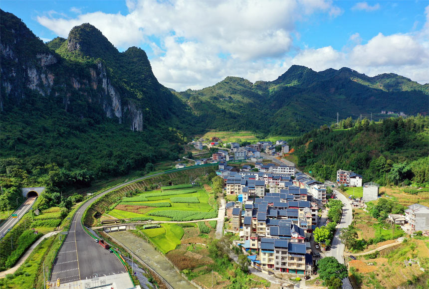 日新月異的凌云縣加尤鎮(zhèn)央里村村貌。廣西交通投資集團(tuán)供圖