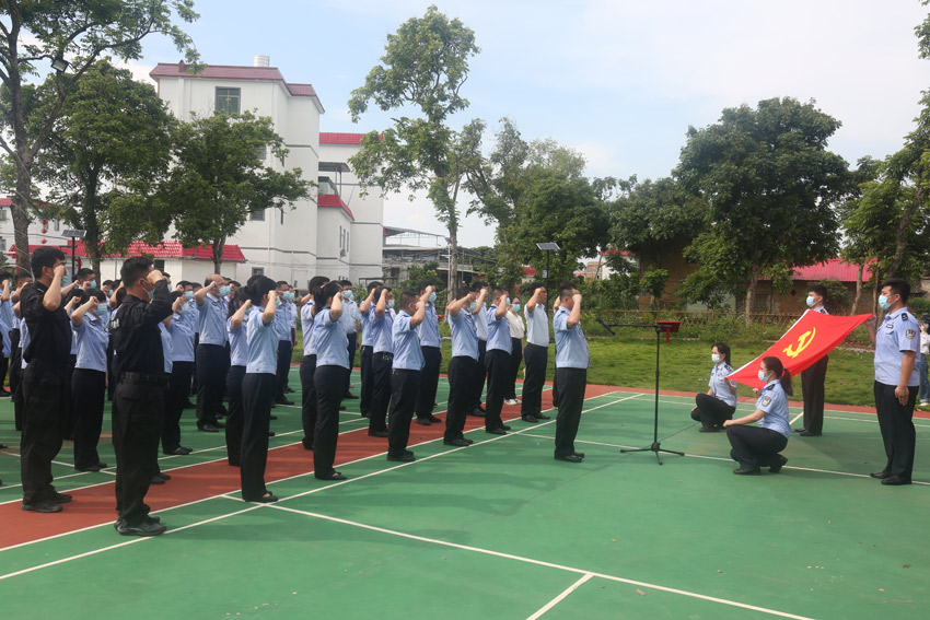 開展主題黨日活動。平南縣公安局供圖