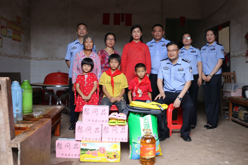 看望慰問孤兒。平南縣公安局供圖