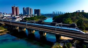復興號駛過桂林市靈川縣靈巖風雨橋