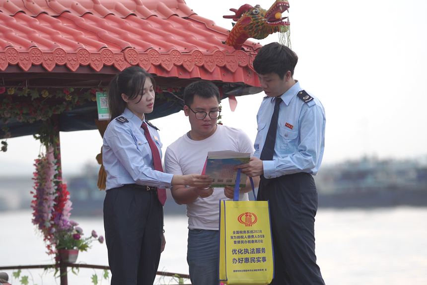 國(guó)家稅務(wù)總局梧州市長(zhǎng)洲區(qū)稅務(wù)局稅務(wù)人員到梧州市長(zhǎng)洲區(qū)四洲島進(jìn)行稅惠政策宣傳
