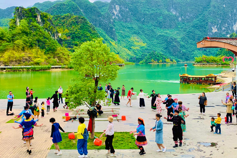 凌云縣浩坤村的群眾與游客載歌載舞。陸文軍攝