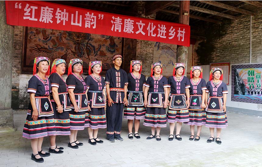 兩安瑤族鄉(xiāng)沙坪村群眾唱起門唻歌《紅廉清風(fēng)沐瑤鄉(xiāng)》迎接客人。廖超文攝