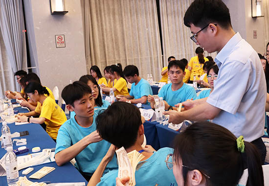 授課老師與新員工交流點(diǎn)鈔技巧。北部灣銀行供圖