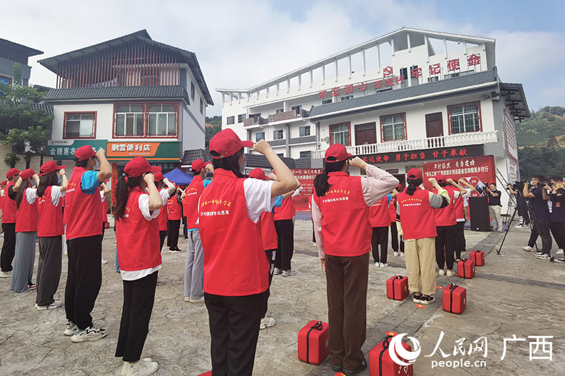 在百坭村許下青春誓言。人民網(wǎng) 覃心攝