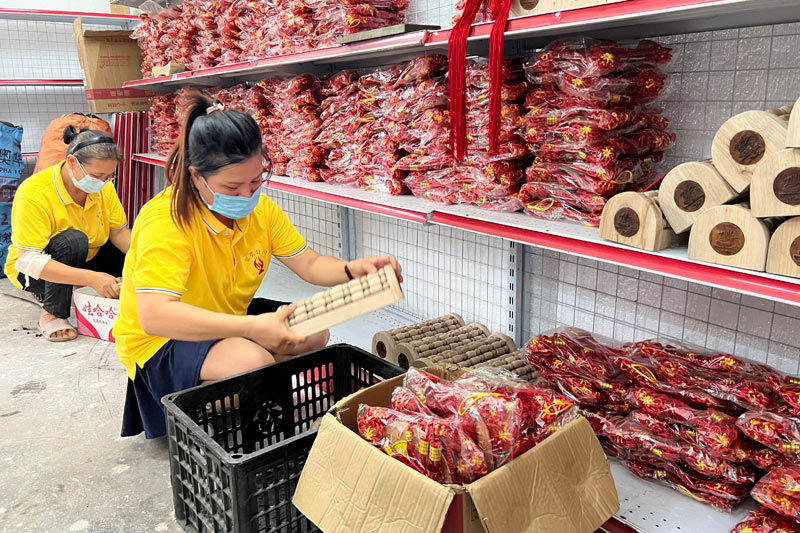 工人把精美的肉桂工藝品伴手禮打包、入庫(kù)，上架。