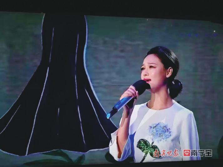 寧可在演唱《魚尾裙》(受訪者供圖)