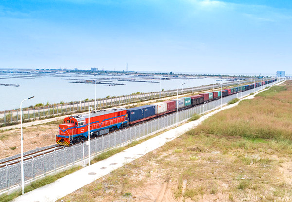 西部陸海新通道海鐵聯(lián)運(yùn)班列。