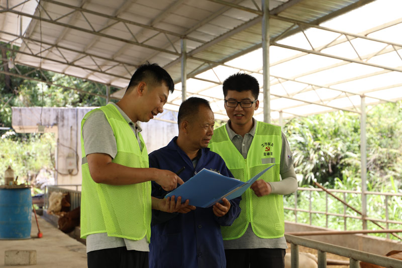 劉嘉在向農(nóng)戶(hù)講解惠民政策（左一）