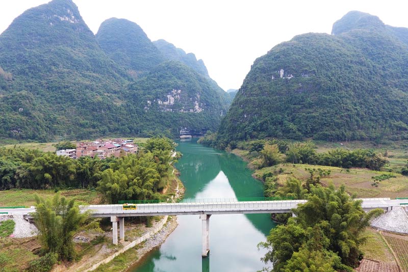 國道357線羅城至環(huán)江二級(jí)公路環(huán)江縣長美大橋，遠(yuǎn)處山邊即是山高水長風(fēng)景區(qū)