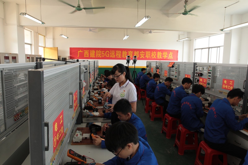 圖2為廣西建設(shè)職業(yè)技術(shù)學(xué)院“打工課堂”5G都安職校遠(yuǎn)程教學(xué)。