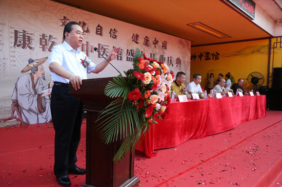 國(guó)家名老中醫(yī)、首都名醫(yī)高彥彬教授在揭牌儀式上發(fā)言。李健攝