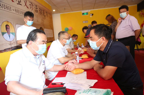 專家們現(xiàn)場(chǎng)為市民進(jìn)行義診。李健攝