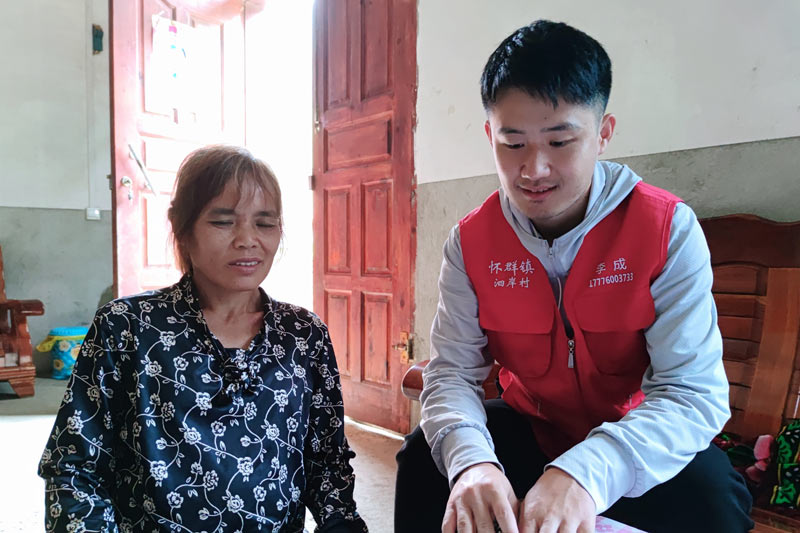 1.入戶走訪跟蹤困難群眾生活情況