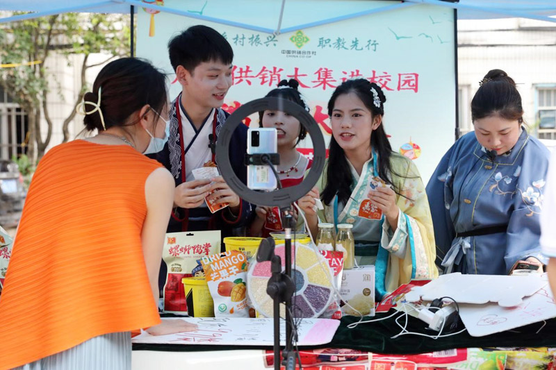 學(xué)校電子商務(wù)師生團(tuán)隊開展線上直播銷售農(nóng)產(chǎn)品。