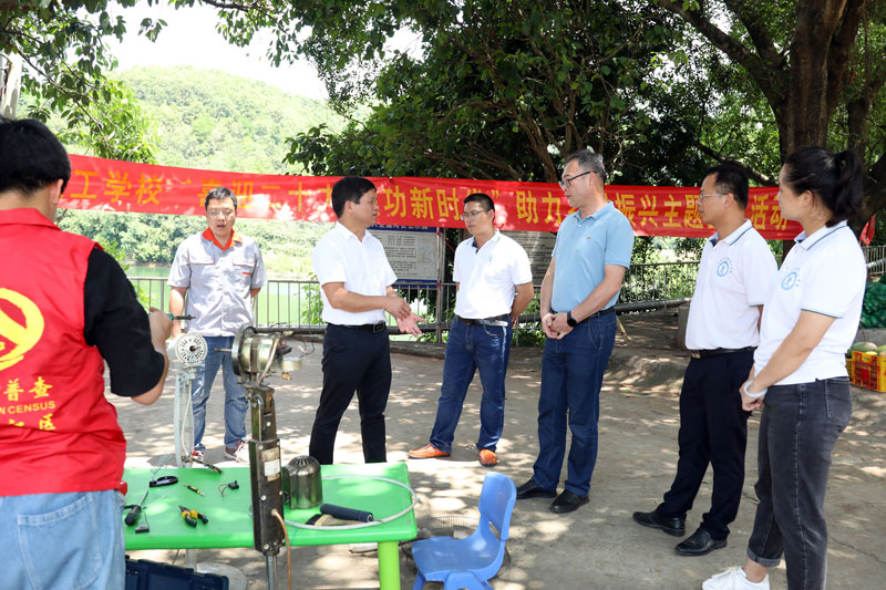 學(xué)校各黨支部到石平村開展為群眾辦實事的活動。