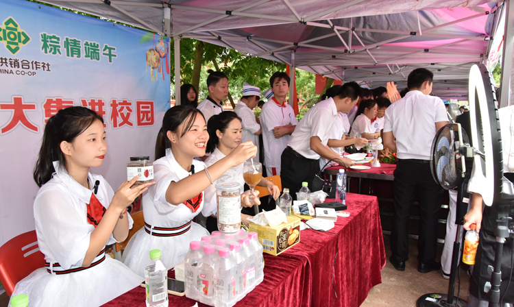 學(xué)校電子商務(wù)專業(yè)學(xué)生直播帶貨。