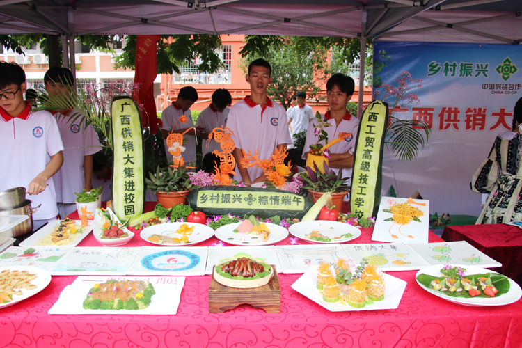 學(xué)校烹飪專業(yè)學(xué)生技能作品在活動中展出。
