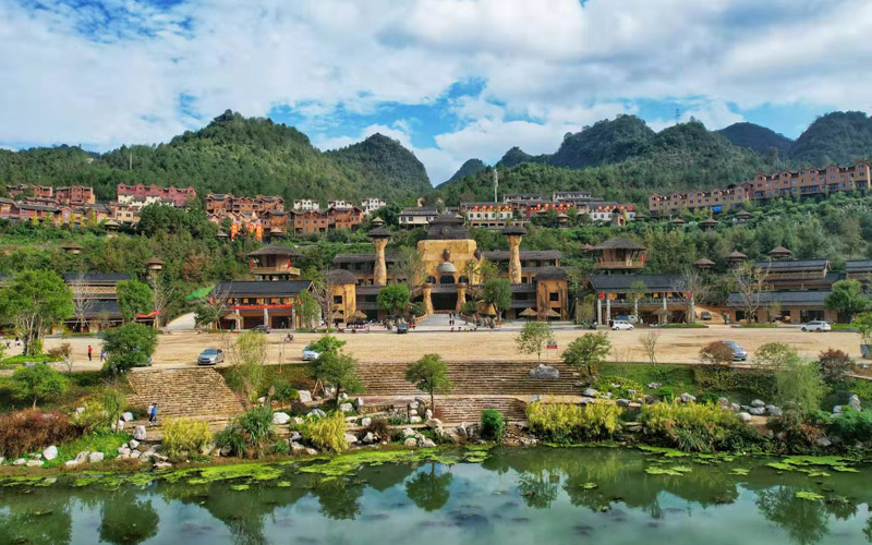 農(nóng)發(fā)行南丹縣支行支持建設(shè)的“千家瑤寨萬(wàn)戶瑤鄉(xiāng)”中國(guó)白褲瑤民族風(fēng)情小鎮(zhèn)。