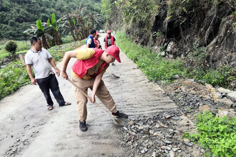 組織黨員清理道路塌方。