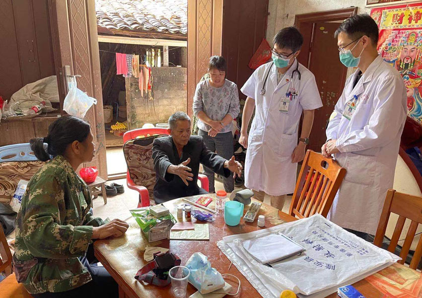 輪值村醫(yī)入戶為村民送健康。