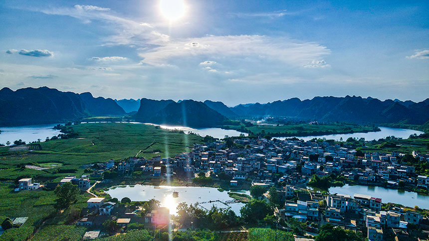 渠黎鎮(zhèn)美麗鄉(xiāng)村景象。韋任鋒攝 