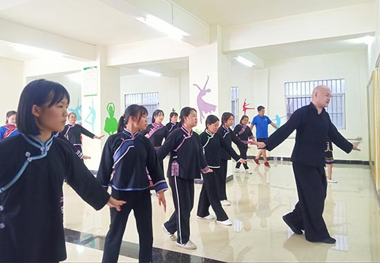 張琦帶領(lǐng)百都鄉(xiāng)群眾學(xué)習(xí)排舞。周彩紅攝